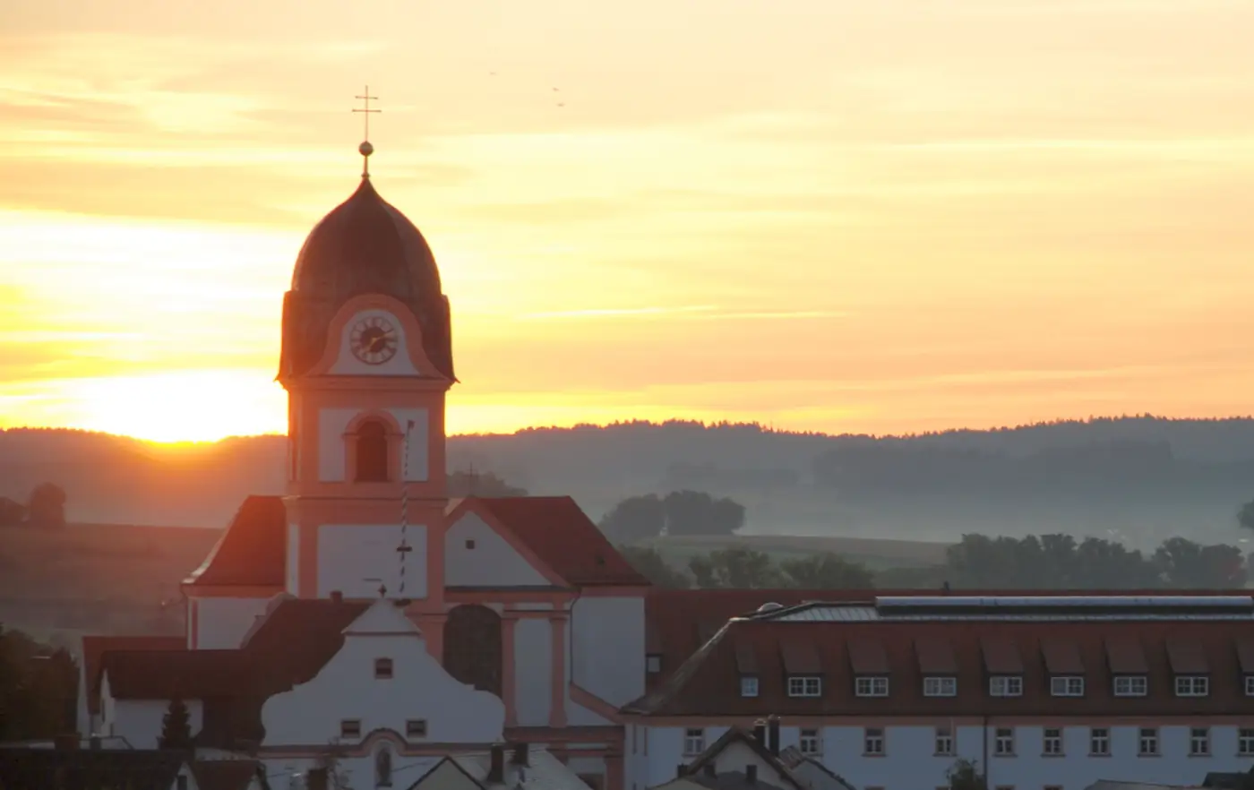 Klosterkirche und Abtei Rohr im Licht des Sonnenaufgangs