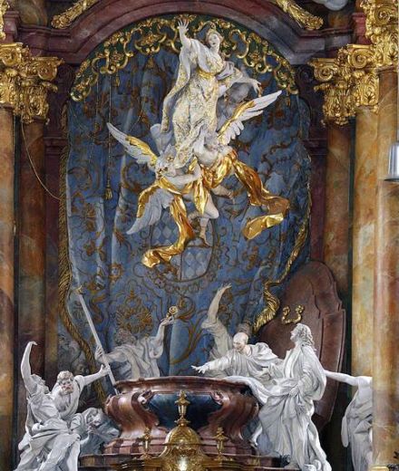 Hochaltar der Asamkirche mit der Himmelfahrt Mariens