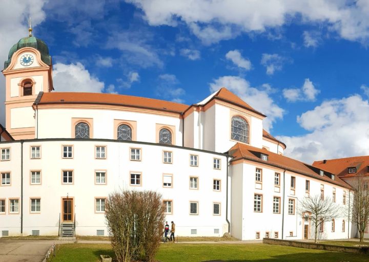 Innenhof der Abtei Rohr mit Kirchturm