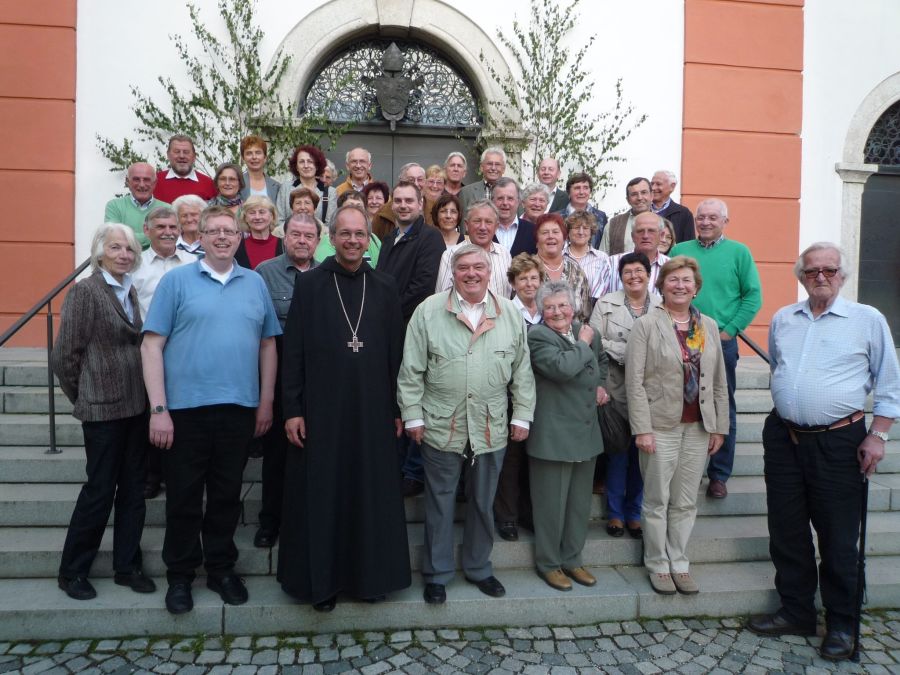 Gruppenbild des Freundeskreises vor dem Kirchenportal