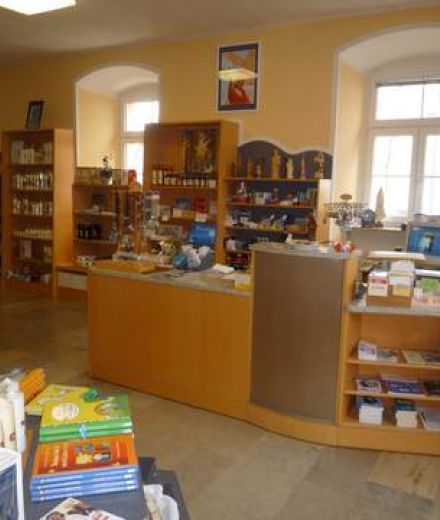 Theke und Regale in der Klosterbuchhandlung