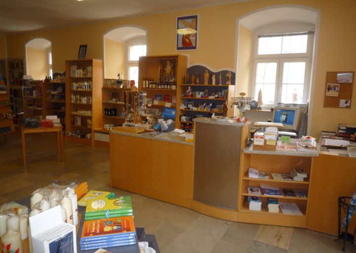 Theke und Regale in der Klosterbuchhandlung